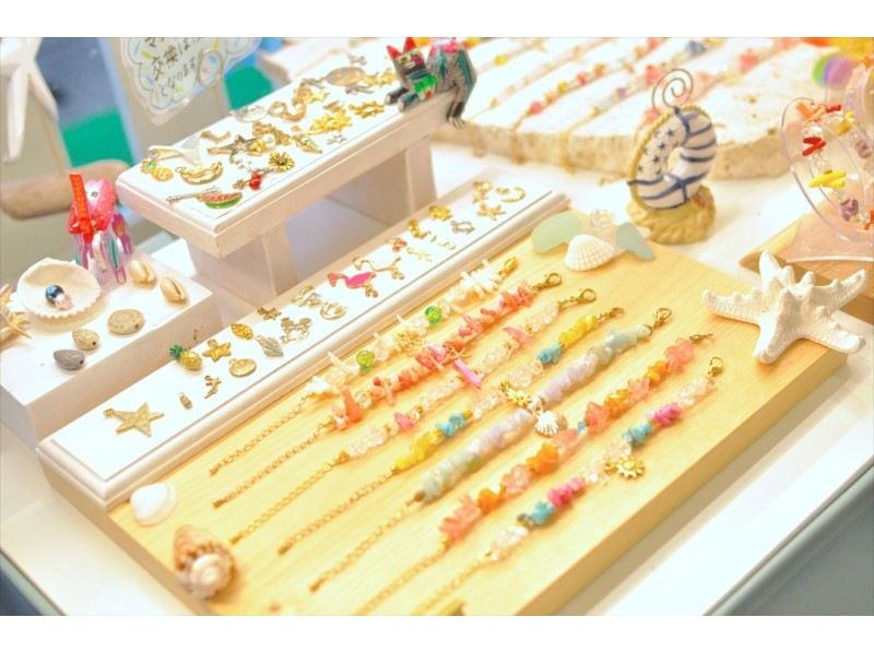 A scene from the accessory making experience hosted by Okinawa Prefecture's business operator "Handmade Experience Workshop Tiander"
