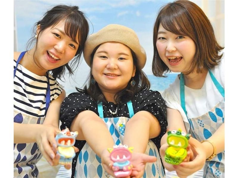 A group of women enjoying the Shisa-making experience at "Handmade Experience Workshop Tianda"