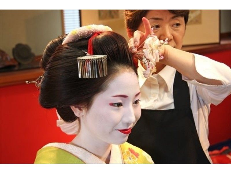 [เกียวโต] สัมผัสประสบการณ์ไมโกะและเกอิชาเต็มรูปแบบที่ผลิตโดยร้านกิโมโนที่มีมายาวนาน!の紹介画像