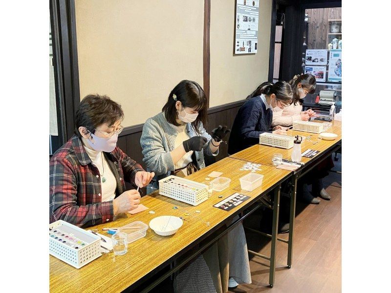 [Kyoto/Higashiyama] Experience Kyoto's traditional craft "Kyo Cloisonné"! Let's make pendants and brooches! (Discount available for high school students)の紹介画像