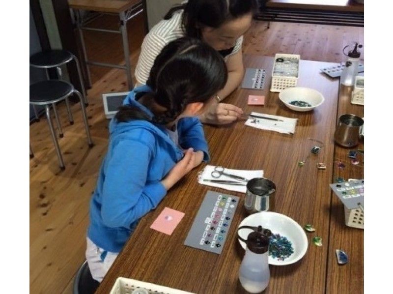 [เกียวโตHigashiyama]เกียวโตสัมผัสกับงานฝีมือแบบดั้งเดิม "Kyo Shuri"! มาทำจี้หรือเข็มกลัด [2 ชั่วโมงหลักสูตร]の紹介画像