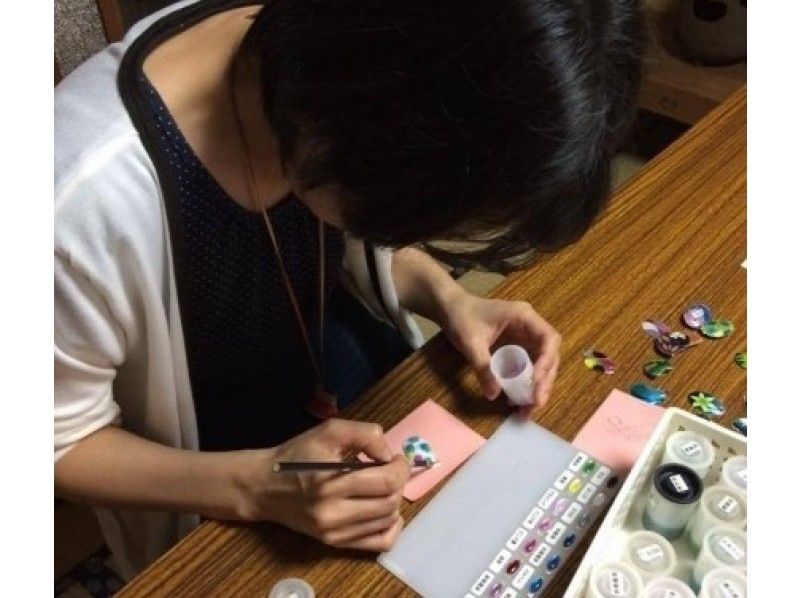 [Kyoto/Higashiyama] Kyoto's traditional craft Experience "Kyo Cloisonné" (pendants and brooches)