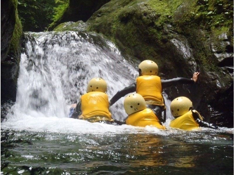 キャニオニングとは？究極の川遊び！夏の大人気リバーアクティビティの魅力を徹底解説！