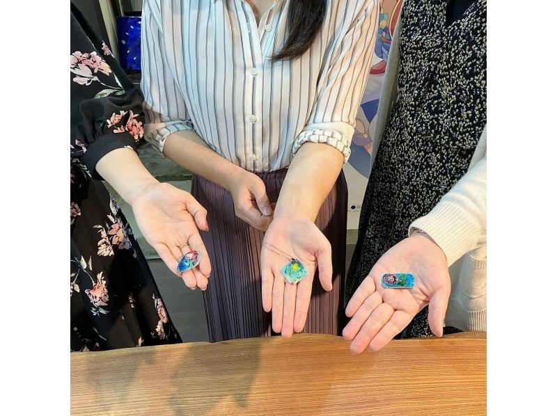 [Kyoto/Higashiyama] Experience Kyoto's traditional craft "Kyo Cloisonné"! Let's make pendants and brooches! (Discount available for high school students)の紹介画像