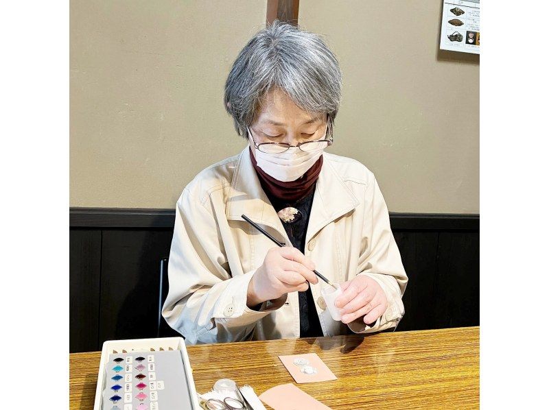 [Kyoto/Higashiyama] Experience Kyoto's traditional craft "Kyo Cloisonné"! Let's make pendants and brooches! (Discount available for high school students)の紹介画像