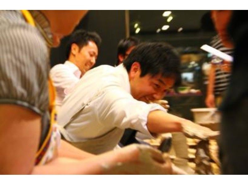 【東京・表参道】電動ロクロ体験～おしゃれな和工房で本格的な陶芸製作～駅からすぐ！作務衣の貸し出しありの紹介画像