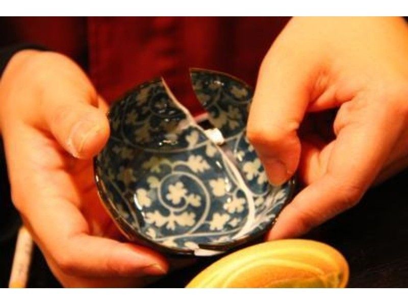 [Tokyo・Omotesando] KINTSUGI(Gold splicing) experience wearing "Samue". Enjoy Japanese traditional crafts!For foreign tourists! Immediately from the station!の紹介画像