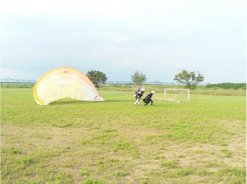 [静岡天龍河]全自動滑翔傘“雙人飛行體驗”（15分鐘行程）12歲起的體驗OK！の紹介画像