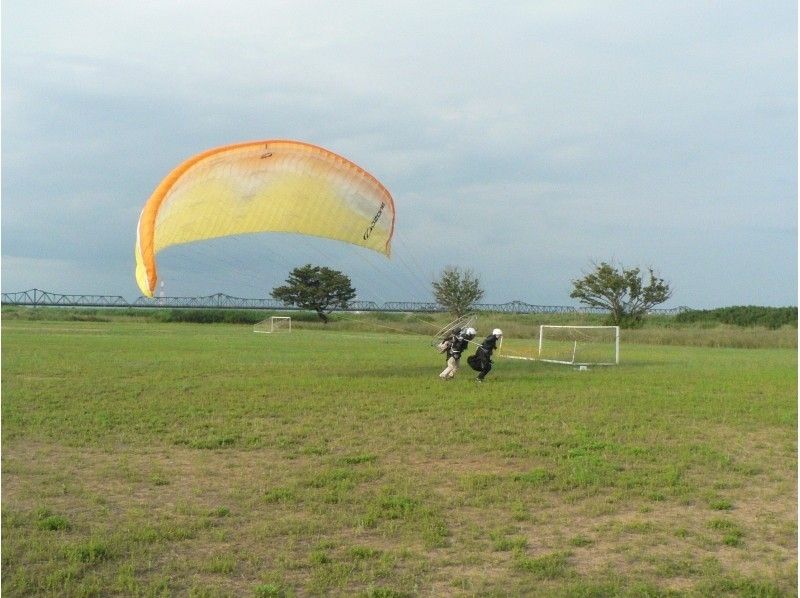 [Shizuoka Tenryu River]Motor Paraglider"Tandem Flight Experience" (15 minutes course) Experience from 12 years old OK!の紹介画像