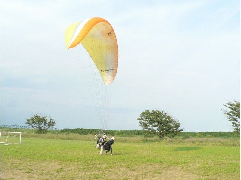 [Shizuoka Tenryu River]Motor Paraglider"Tandem flight experience" (30 minutes course) Experience from 12 years old OK!の紹介画像
