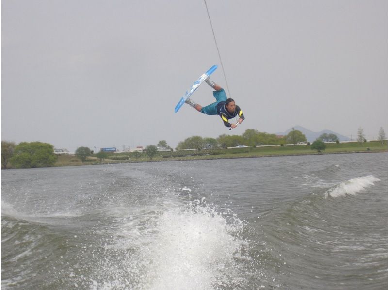 [Shiga / Lake Biwa / Wakeboarding] Those who have 4 or more wakeboarding experiences! I want to get better! Level up course! (15 minutes x 2 sets) Get an image ♬の紹介画像