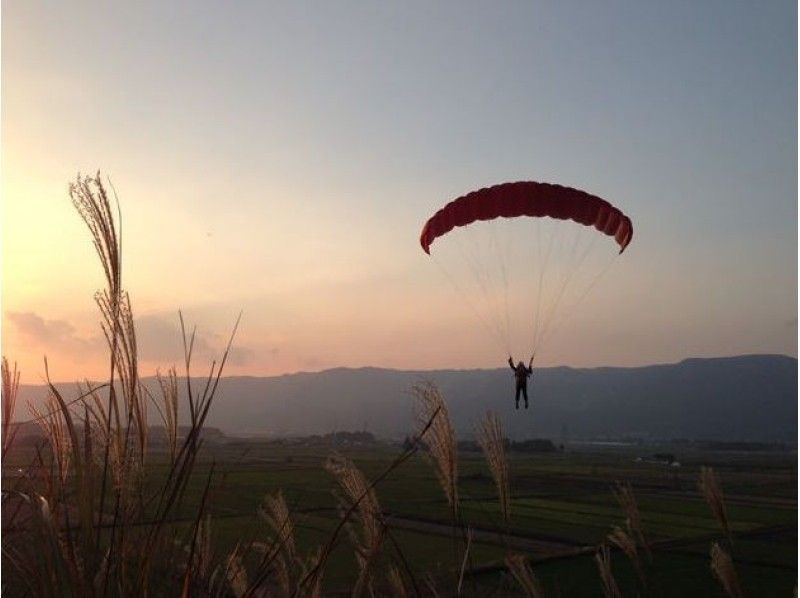 [Kumamoto ・ Aso 】 A walk in the air. Paragliding half-day Experience (limited to those who can understand Japanese)の紹介画像