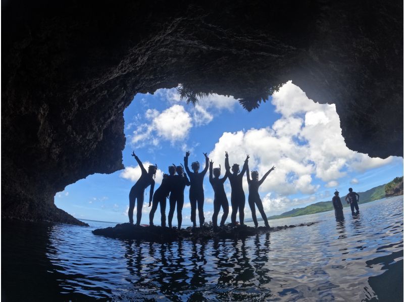 [ 沖繩，石垣島 ] 青洞浮潛！由於團體規模較小且可進入海灘，因此歡迎小孩和初學者！也許你甚至會看到海龜？の紹介画像