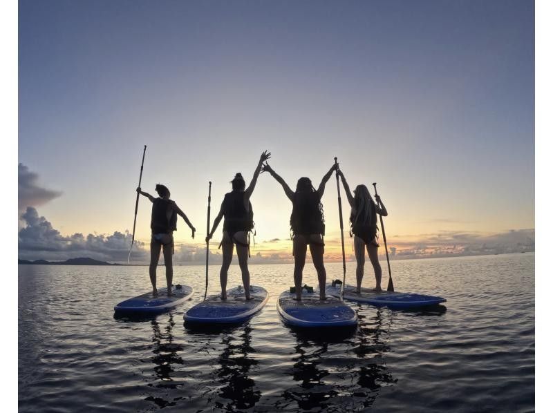 [เกาะอิชิกากิ/พระอาทิตย์ตกและท้องฟ้าเต็มไปด้วยดวงดาว] เลือกได้ระหว่างพายเรือคายัคหรือ SUP ★ รวมคำบรรยายท้องฟ้าเต็มไปด้วยดวงดาวโดยใช้แสงเลเซอร์ ★ แนะนำสำหรับผู้ที่ต้องการทัวร์แบบเป็นกันเอง ★の紹介画像