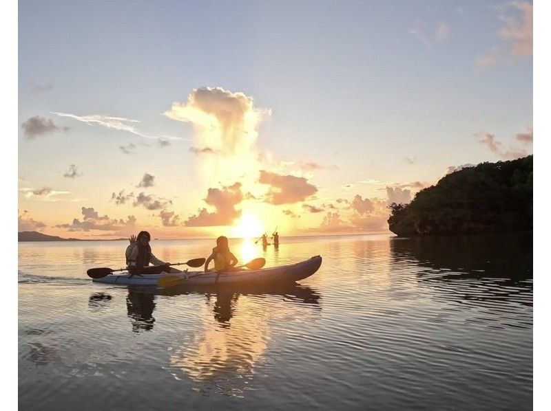[เกาะอิชิกากิ/พระอาทิตย์ตกและท้องฟ้าเต็มไปด้วยดวงดาว] เลือกได้ระหว่างพายเรือคายัคหรือ SUP ★ รวมคำบรรยายท้องฟ้าเต็มไปด้วยดวงดาวโดยใช้แสงเลเซอร์ ★ แนะนำสำหรับผู้ที่ต้องการทัวร์แบบเป็นกันเอง ★の紹介画像