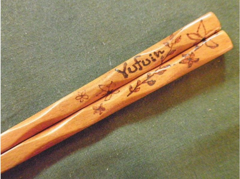 [Oita, Yufuin]Yufuin- to memories of travel Yufuin Let's make a nice "original chopsticks" from the tree of cherry tree that was growing in!の紹介画像