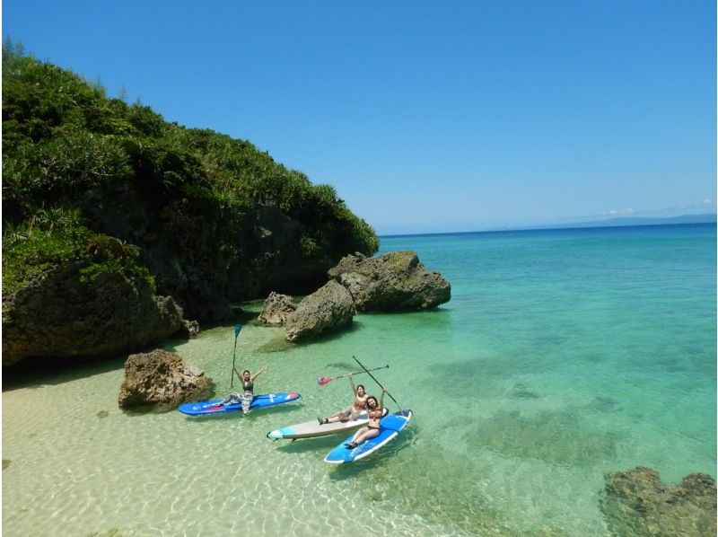 SALE! [Churaumi Aquarium, Nakijin Village, Kouri Island Area] Private tour for 1 group! SUP & snorkeling at a hidden beach! Cafe time after the sea♪ Drinks & snacks includedの紹介画像