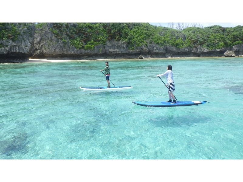 [Around Churaumi Aquarium, Nakijin Village, and Kouri Island] Private tour for one group! SUP and snorkeling at a hidden beach! Cafe time after the sea♪ Drinks and snacks includedの紹介画像