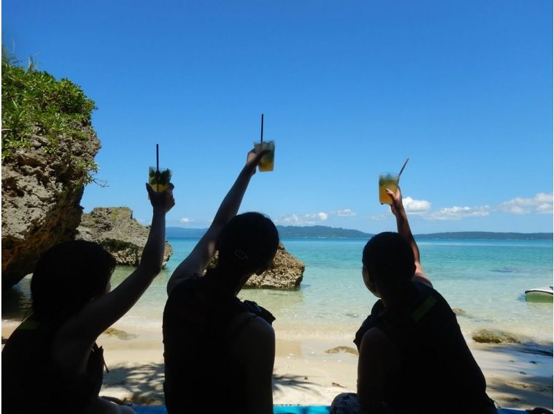 SALE! [Churaumi Aquarium, Nakijin Village, Kouri Island Area] Private tour for 1 group! SUP & snorkeling at a hidden beach! Cafe time after the sea♪ Drinks & snacks includedの紹介画像