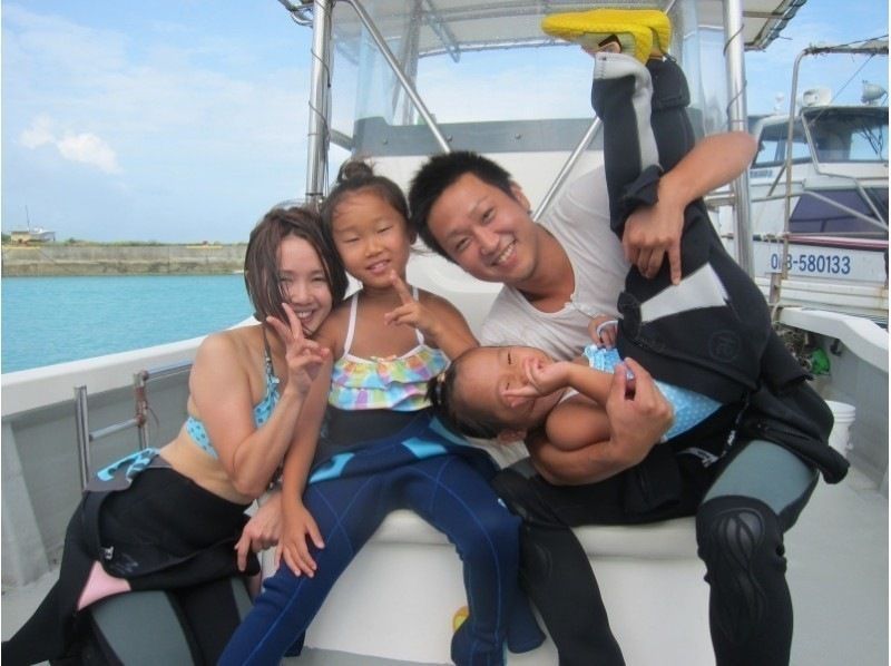 [Okinawa/Onna] Blue cave snorkeling tour by boat Photo gifts and free feeding! OK from 2 years old!