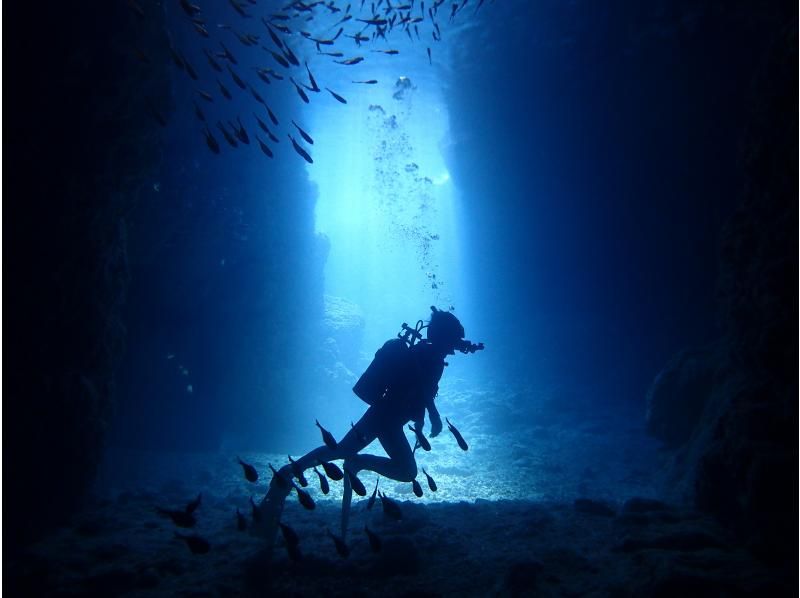 해양 클럽 지지의 오키나와 푸른 동굴 다이빙 투어를 즐기는 모습