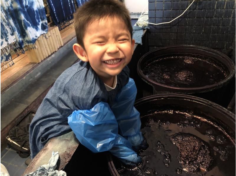[Tokyo Asakusa] Handkerchief indigo dyeing experience in Asakusa! 1 hour hands-on experience～★ "Let's dye your one-of-a-kind piece of art!"の紹介画像