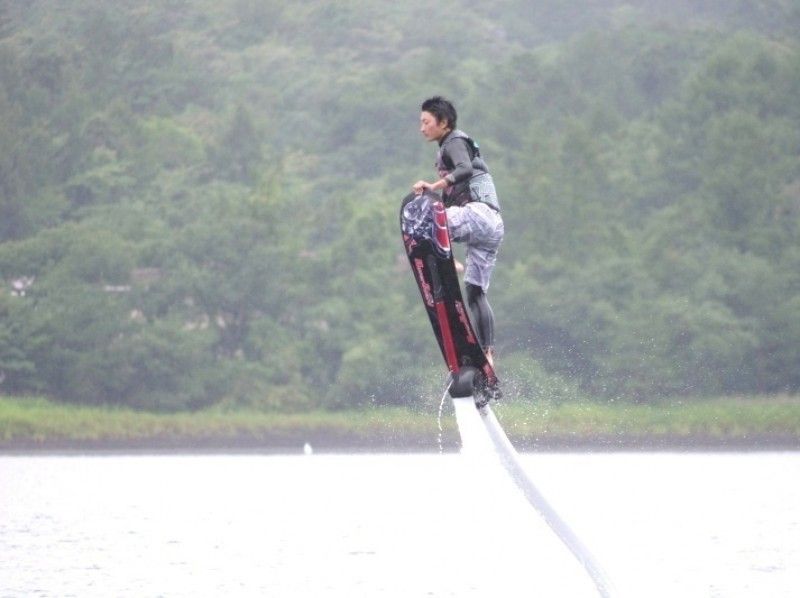 【山梨・山中湖】空飛ぶサーフィン！ホバーボード(1セット15分)【午前】の紹介画像