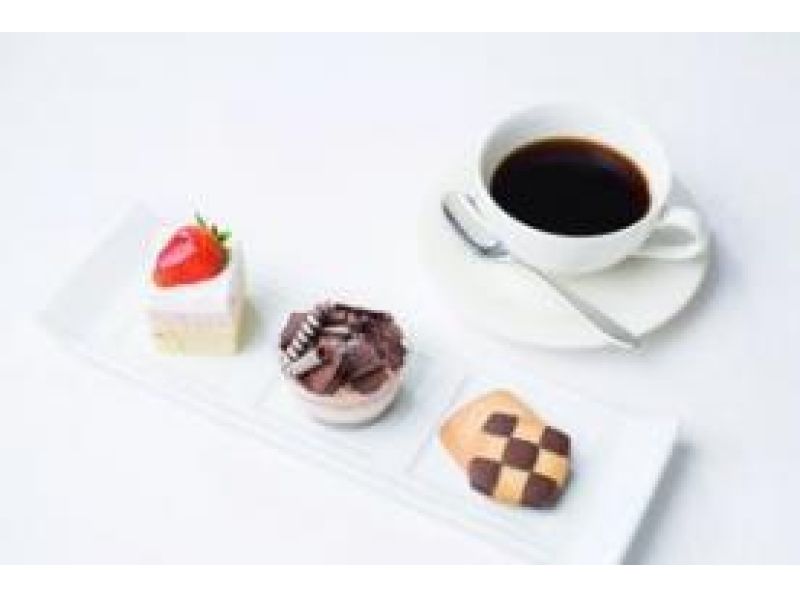 横浜中華街120品食べ放題&スイーツクルーズと横浜マリンタワー展望フロア入場付きの紹介画像