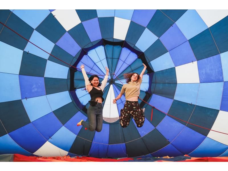 A woman enjoying a hot air balloon experience at the Winning Balloon Club in Saitama