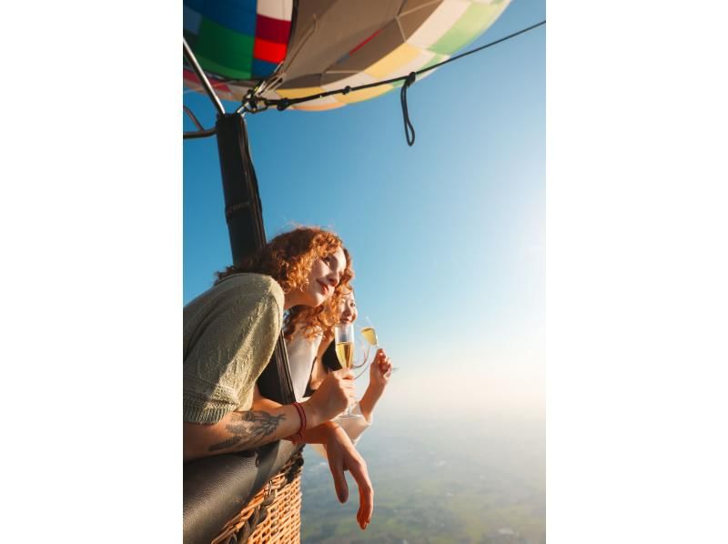 [Saitama] English OK! A full-fledged free flight experience in a hot air balloon up to 1000m, with drinks and snacks included, guided by a current athlete!の紹介画像