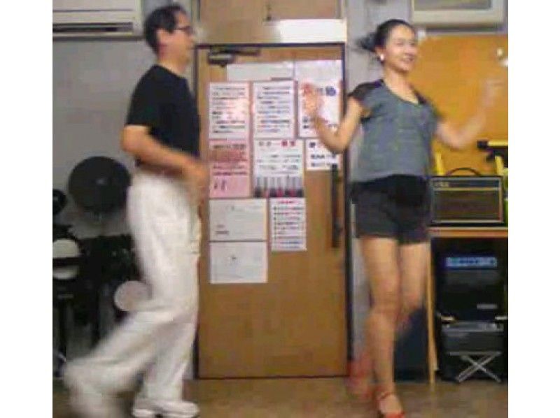 【 京都 ·伏见】基础课。学习诀窍，愉快地跳萨尔萨舞！の紹介画像
