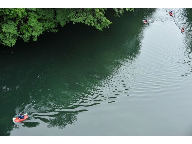 【東京奥多摩・白丸湖でカヤック体験】湖畔のプライベート空間でゆったり少人数で楽しめる！初心者・初級クラスの紹介画像