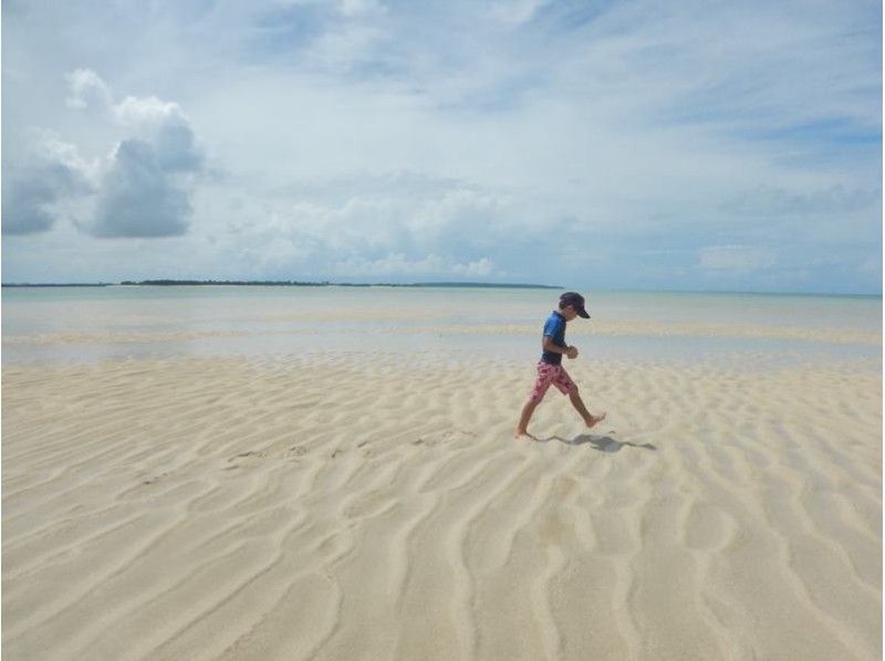 [โอกินาว่า-มิยาโกจิม่า] ตกลงสำหรับผู้เริ่มต้น เดินเล่นทะเลที่ SUP และลงจอดบนหาดทรายขาว! [SUPล่องเรือ]の紹介画像