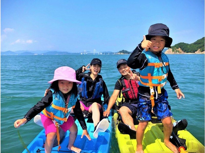 淡路島の「海と和（うみとなごむ）」のシーカヤック体験を楽しむ家族