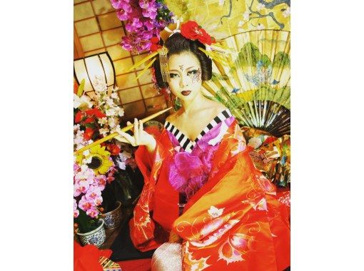 Chiroyli yapon ayolining mushukining fotosurati