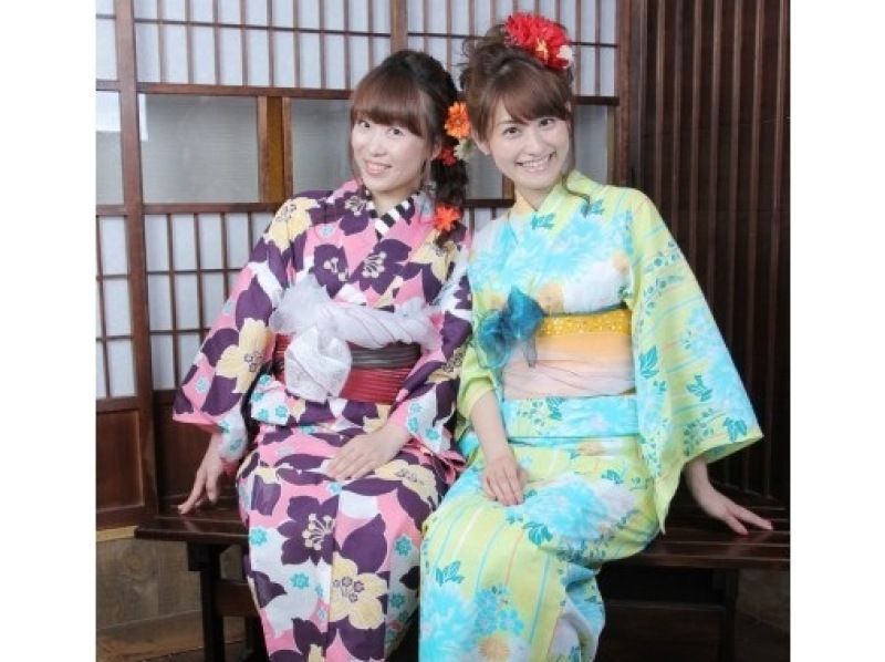 [โตเกียว/ชินจูกุ] ชุดยูกาตะให้เช่า "แผนการออกไปเที่ยวยูกาตะสำหรับผู้หญิง" มาพร้อมชุดแต่งตัวและทำผมใช้เวลาเดินเพียงไม่นานจากสถานีชินจูกุ 3-โชเมะก็ทำมือเปล่าได้!の紹介画像