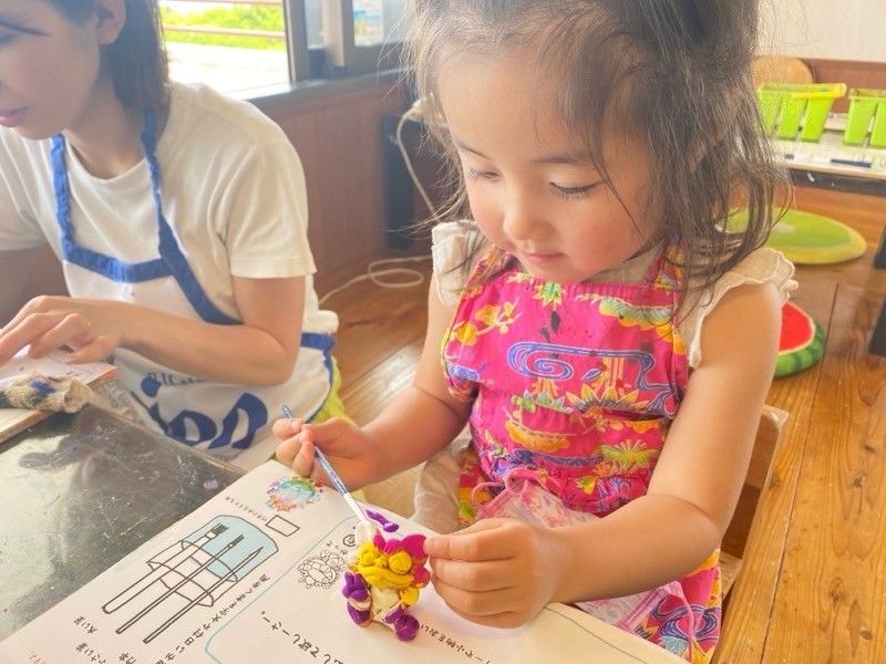 沖縄の事業者「まいまいシーサー」が実施するシーサー作り体験の様子