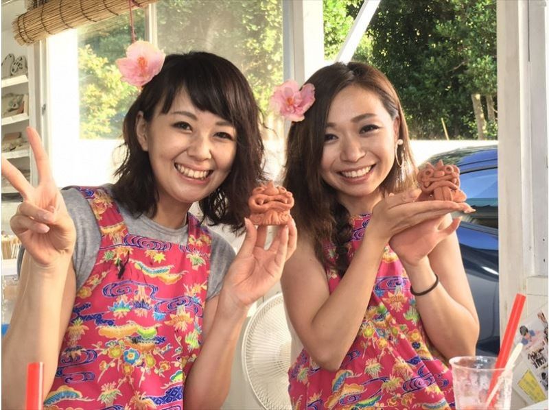A group of women who enjoy Shisa-lion making experience [Maimai Shisa] Cute Shisa coloring & Shisa-lion making experience specialty store