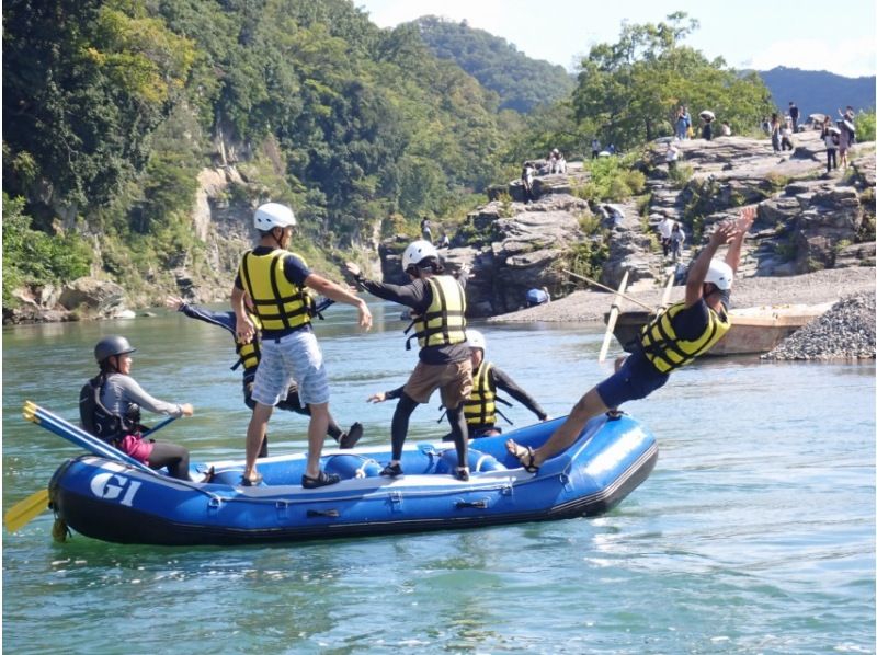 【長瀞半日ラフティング】夏を満喫！ラフティングツアー！シャワーブースとドライヤー完備で身支度も安心！爽快＆スリル！みんなで楽しめる♪の紹介画像