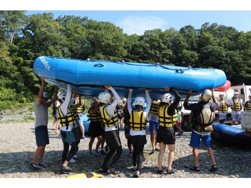 【長瀞半日ラフティング】夏を満喫！ラフティングツアー！シャワーブースとドライヤー完備で身支度も安心！爽快＆スリル！みんなで楽しめる♪の紹介画像