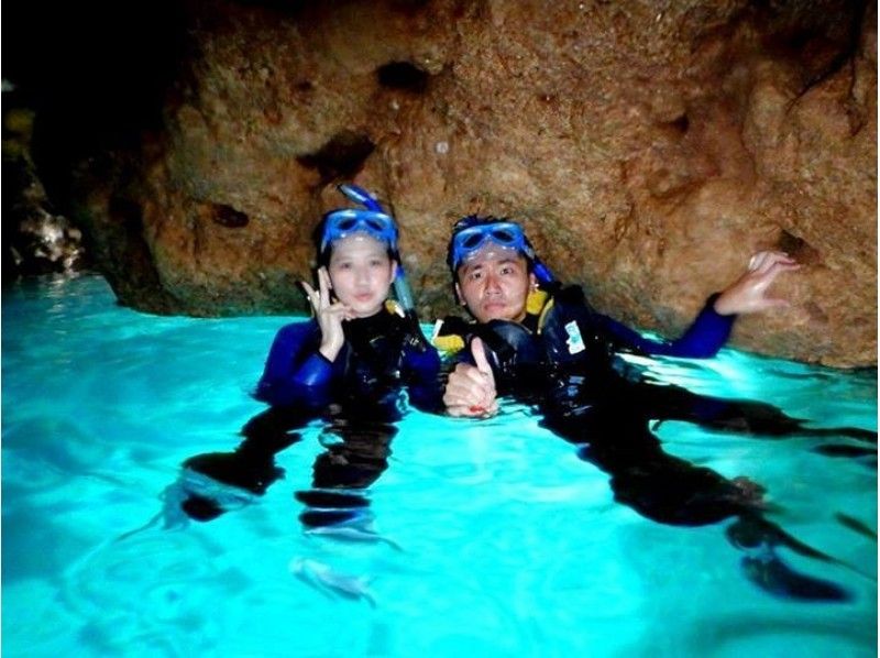 【 Okinawa · Uruma City】 Parasailing & Blue Cave Snorkelingの紹介画像