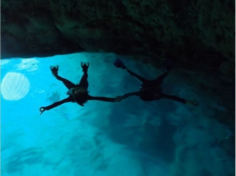 【 沖縄 ·宇流麻市】 拖傘和藍洞浮潛の紹介画像
