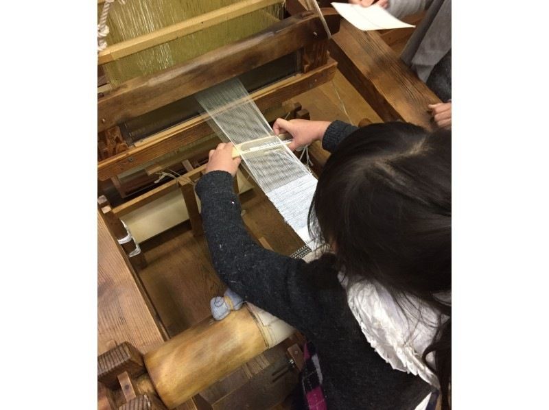 [Kyoto / Kita Ward] Weaving experience (plain weaving / hand weaving) & workshop tour / Experience the best Nishiki traditional fabrics, art and historyの紹介画像