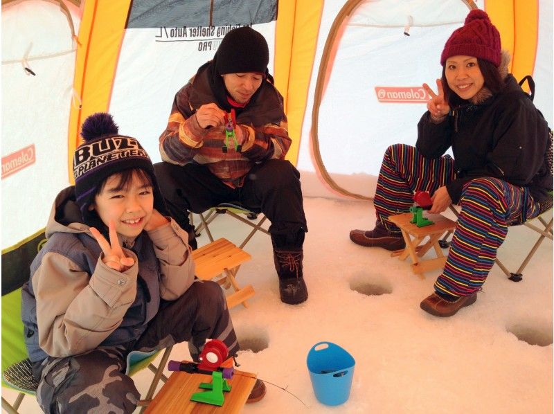 北海道の事業者・ガイドラインアウトドアクラブによる氷上わかさぎ釣りの様子