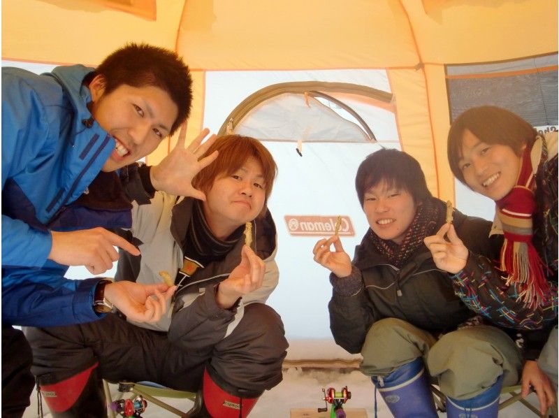 [Minami Furano, Lake Kinzan] น้ำแข็งตกปลาเยือกแข็ง(Smelt Fishing)ทัวร์ครึ่งวัน☆ฟรีจาก Furano! รสชาติของเทมปุระหลอมเหลวด้วย☆の紹介画像
