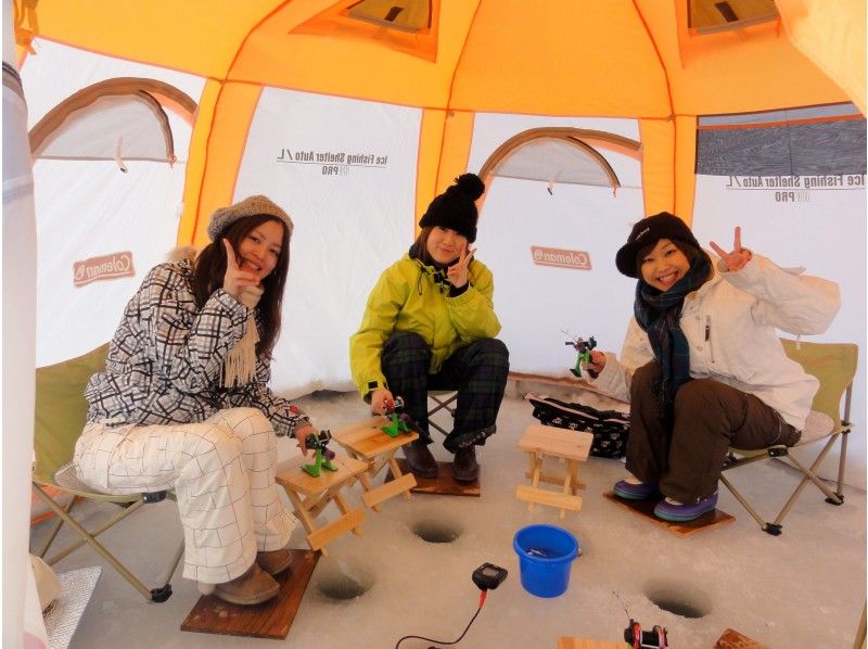 [Minami Furano, Lake Kinzan] น้ำแข็งตกปลาเยือกแข็ง(Smelt Fishing)ทัวร์ครึ่งวัน☆ฟรีจาก Furano! รสชาติของเทมปุระหลอมเหลวด้วย☆の紹介画像