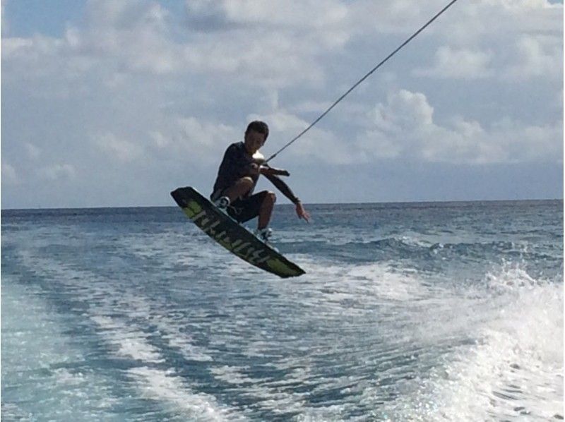 【 โอกินาว่า &middot;เมืองอุรุมะ】เล่น พาราเซลลิ่ง(Parasailing) & Playing ดำผิวน้ำที่คุณกินได้ไม่อั้นの紹介画像