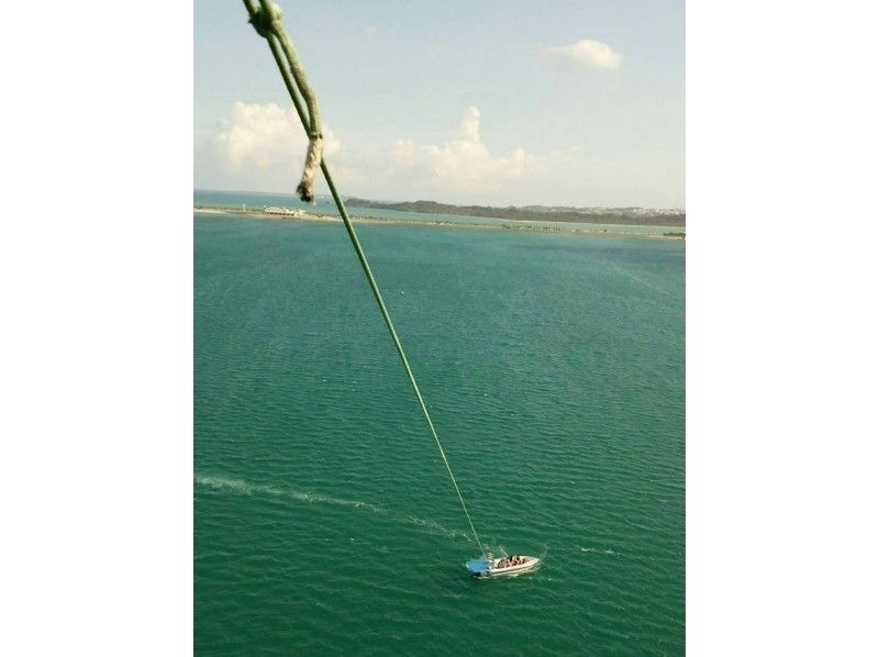 【 โอกินาว่า &middot;เมืองอุรุมะ】เล่น พาราเซลลิ่ง(Parasailing) & Playing ดำผิวน้ำที่คุณกินได้ไม่อั้นの紹介画像