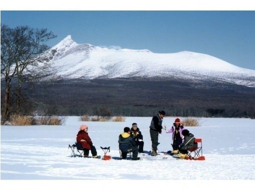 北海道 函館 冬の定番体験 大沼国定公園で氷上わかさぎ釣り 駅から徒歩5分 手ぶらok アクティビティジャパン