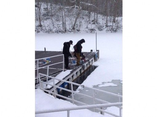 北海道 函館 冬の定番体験 大沼国定公園で氷上わかさぎ釣り 駅から徒歩5分 手ぶらok アクティビティジャパン